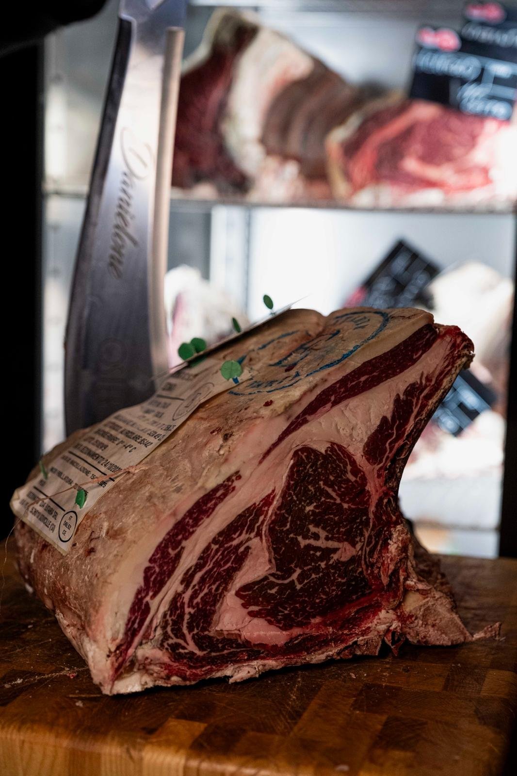 Grande taglio di carne frollata nel frigorifero dell'osteria