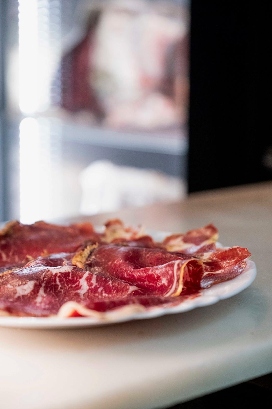 Piatto di salumi selezionati affettati
