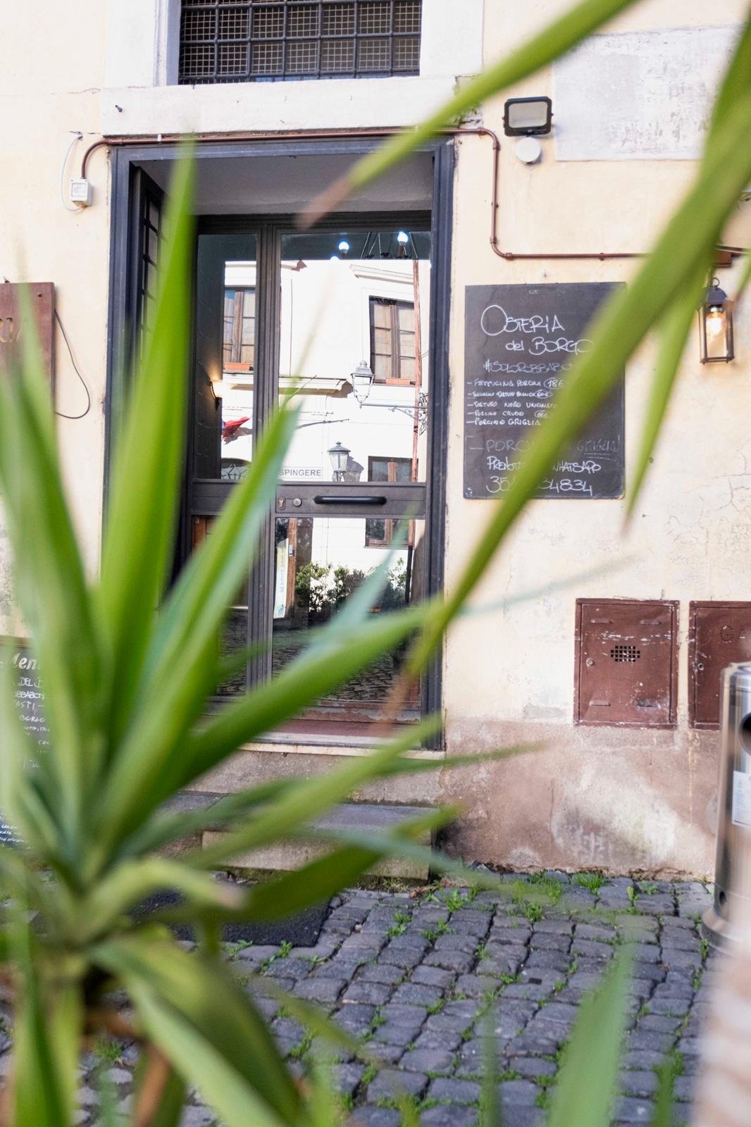 Ingresso dell'Osteria del Borgo tra le vie di Calcata