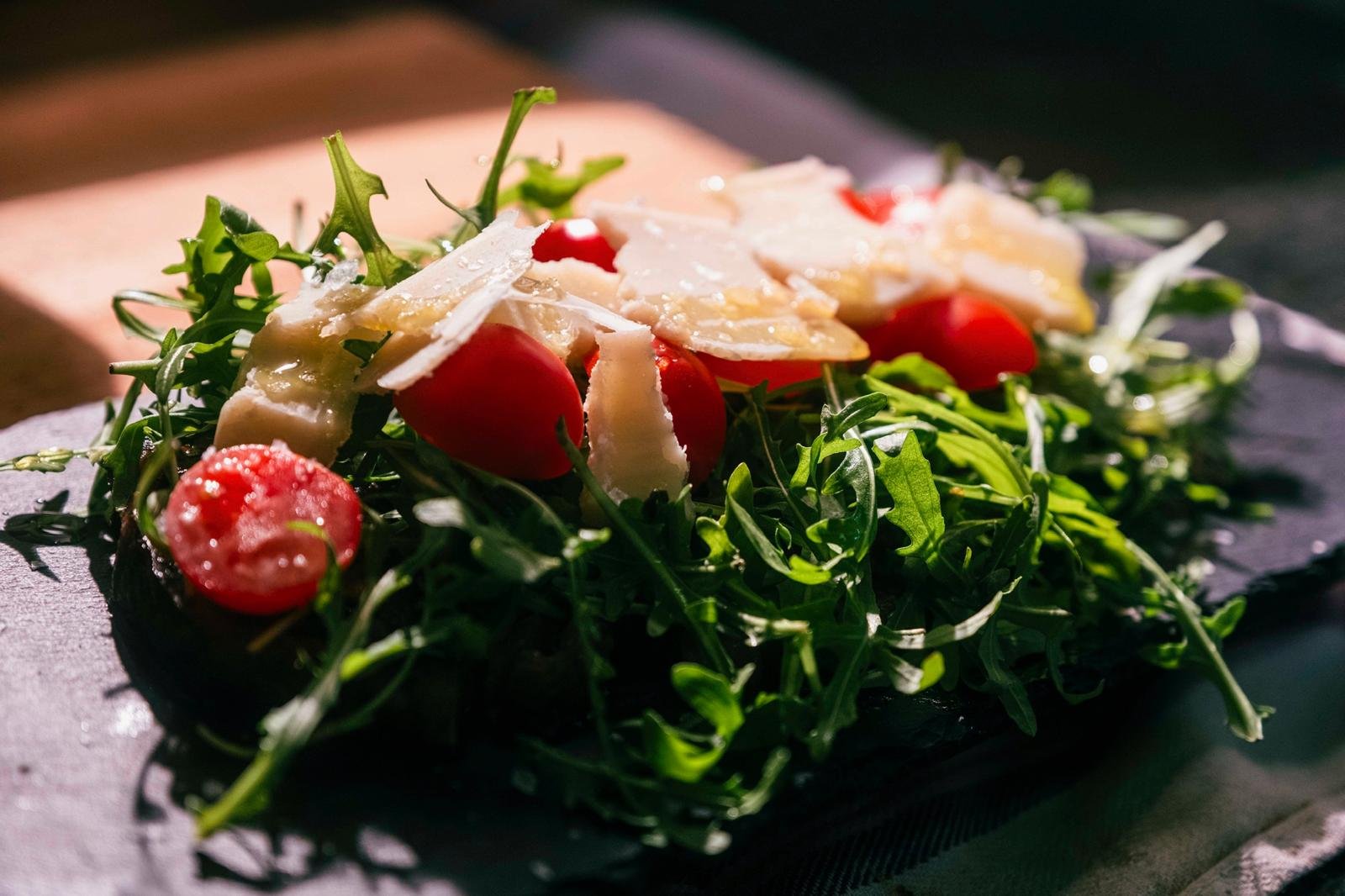 Insalata di rucola, pomodorini e scaglie di parmigiano