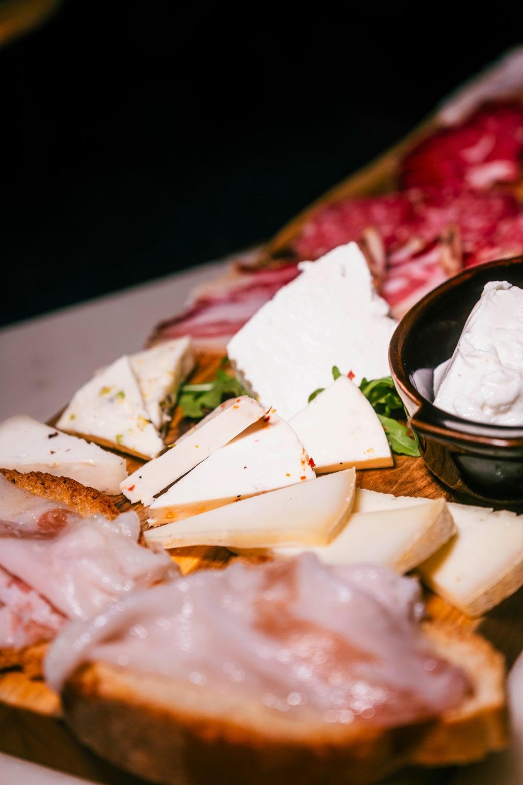 Tagliere con formaggi, salumi e specialita della casa