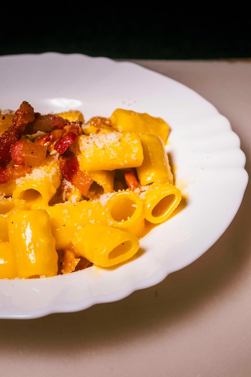 Pasta corta cremosa con guanciale e pecorino
