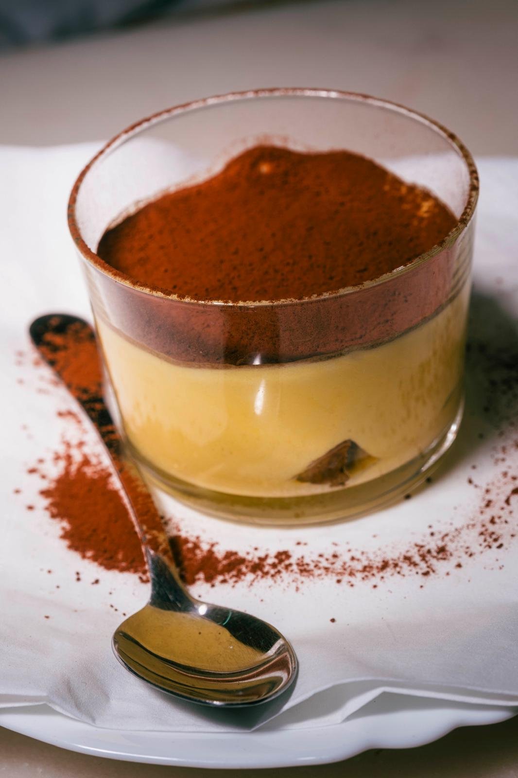 Tiramisu al cucchiaio spolverato di cacao
