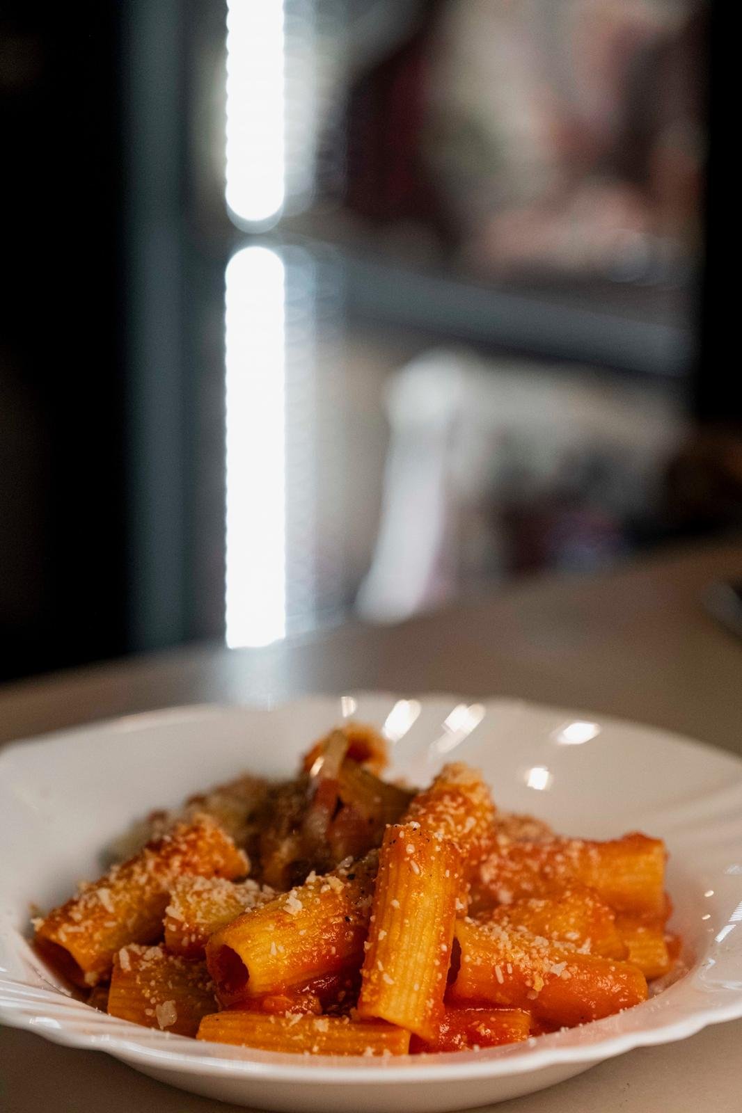 Rigatoni al pomodoro con pecorino grattugiato